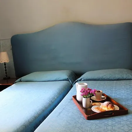 Couette-café Anne & Mary 4*